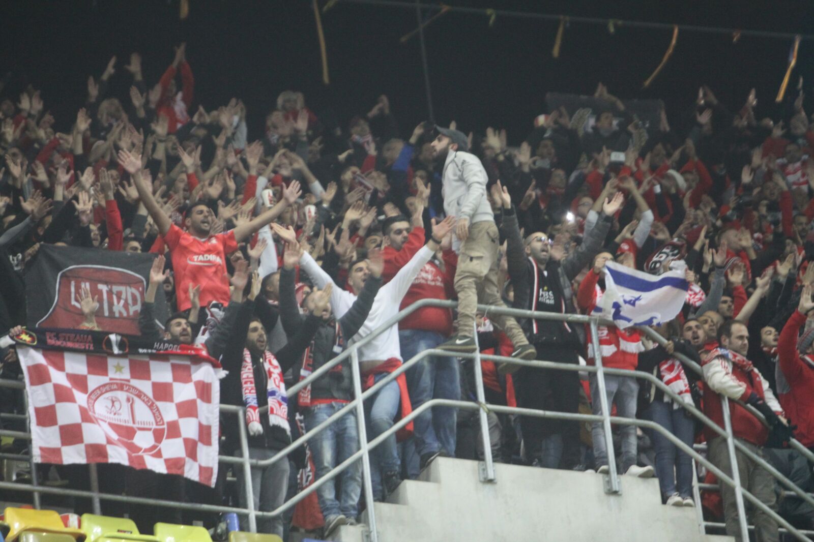 אוהדי הפועל באר שבע ברומניה. איזה עידוד (צילום: בן בודה)